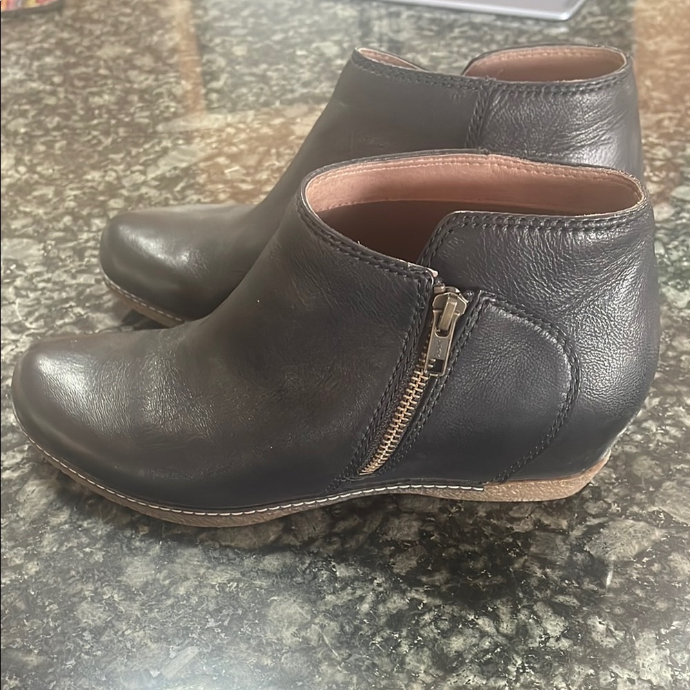 Dansko Leyla size 39 Black Booties